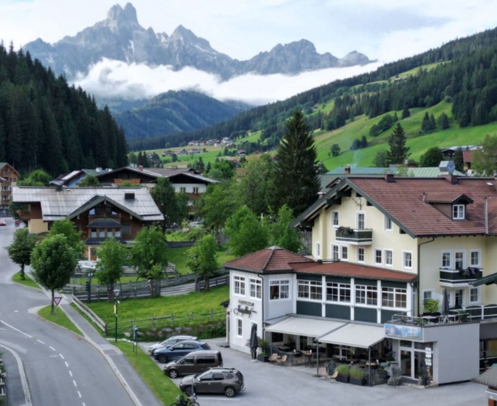 Großer Garten mit Sonnenliegen, Parkplatz und Garage, WLan, Skikeller, Bikeraum, Hunde erlaubt, 