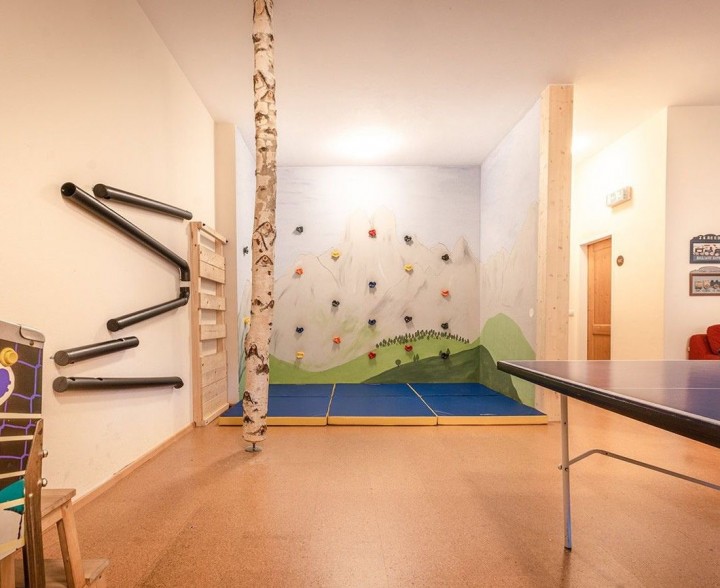 Spielzimmer für Minis, Kids und Teens mit Kletterwand, Tischtennis, Flipper, Ritterburg, Bausteinen und Spielsachen 