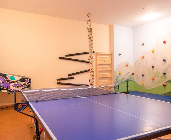 Tischtennis und Tischfußball spielen