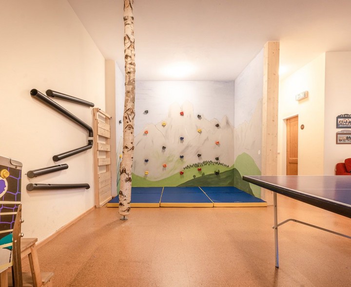 Kletterwand im Spielzimmer