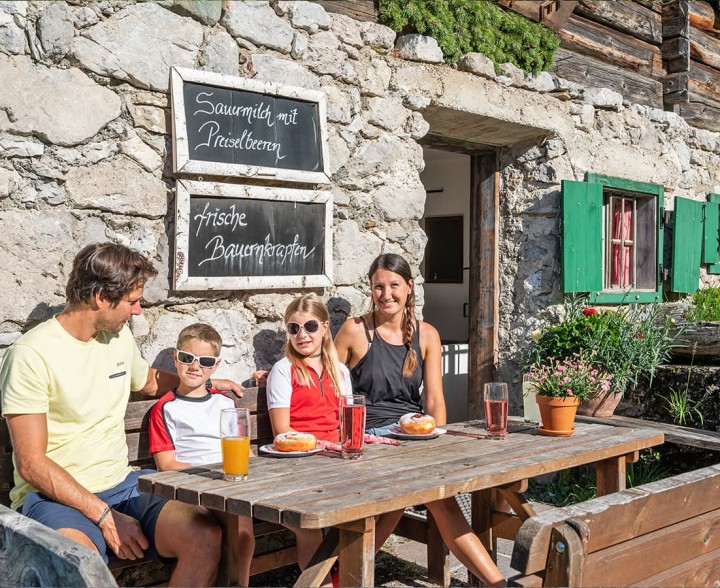 Einkehr in eine Almhütte