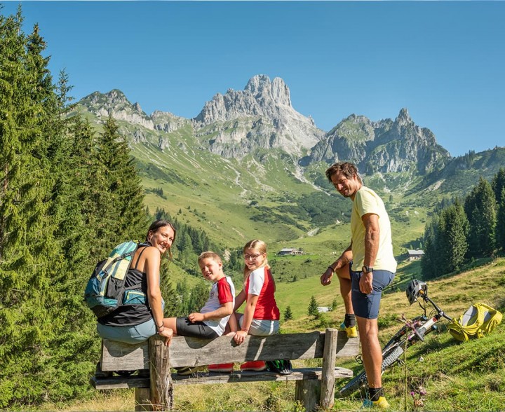 Wanderung oder Mountainbike-Tour mit der Familie