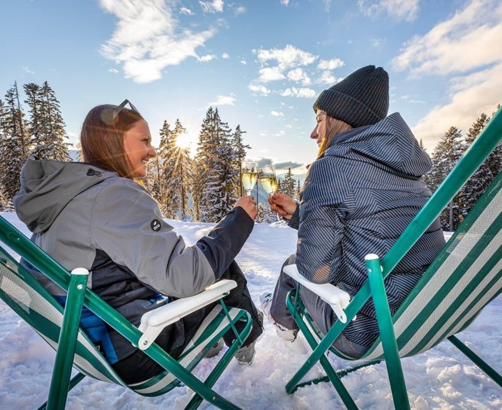 Pause beim Skifahren beim Chillen im Liegestuhl