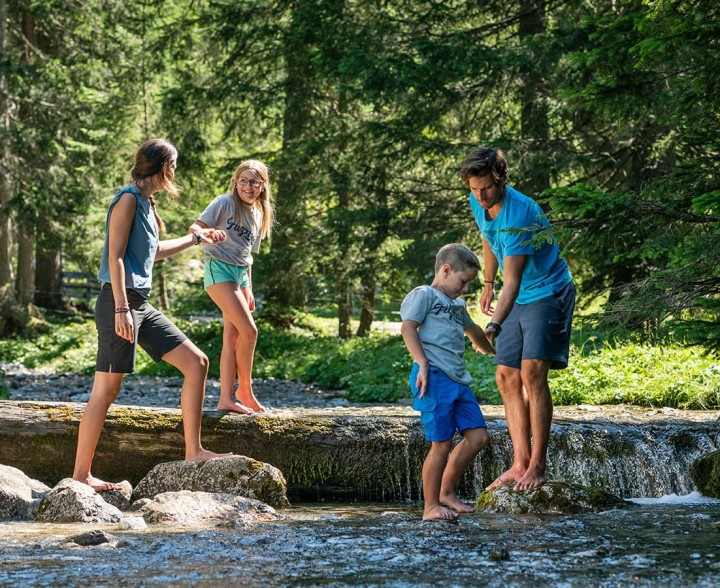 Spaß für Eltern und Kinder beim Sommerurlaub mit der ganzen Familie in Filzmoos - im Bild Wasserspaß beim Bach nahe dem Almsee in den Hofalmen
