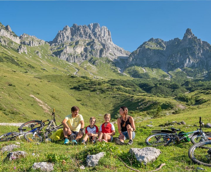 Rast bei einer Mountainbiketour mit der Familie