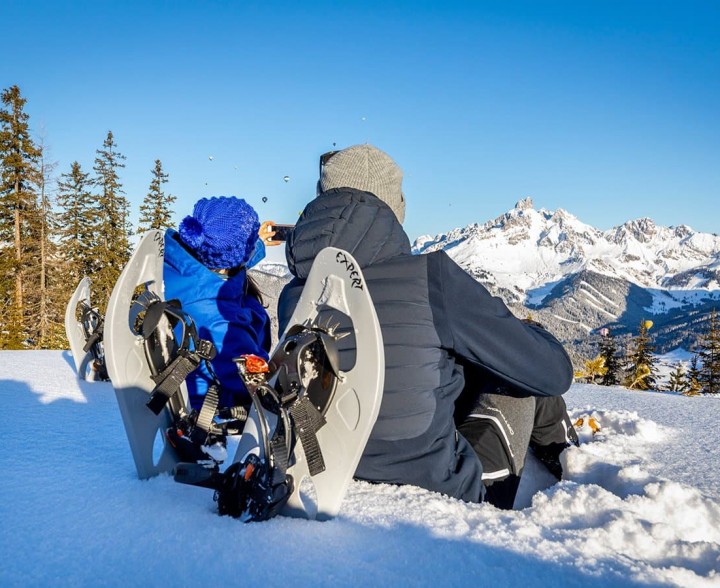 Rast bei einer Schneeschuhwanderung mit Blick zur Bischofsmütze